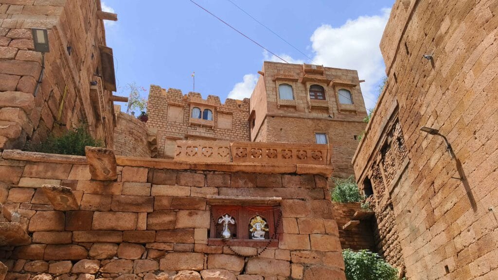 Udaipur vs. Jaisalmer: 2 Rajasthan Gems – Which City Should Be Your Next Destination?