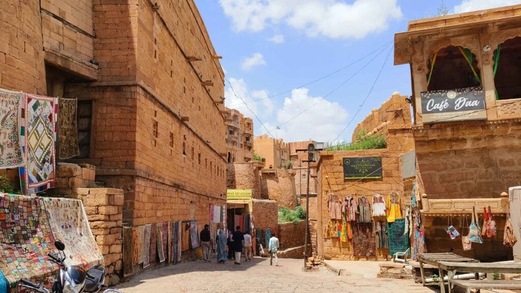 Udaipur vs. Jaisalmer: 2 Rajasthan Gems – Which City Should Be Your Next Destination?
