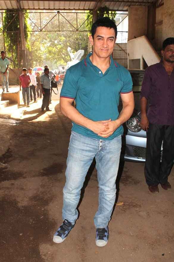 Shahrukh Khan vs Aamir Khan: 2 Paths to Stardom in Bollywood